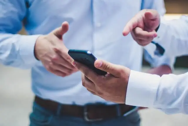 Arbeitszeiterfassungssystem wird auf dem Handy gezeigt