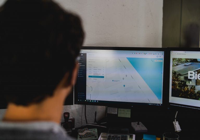 Person schaut sich den GPS Tracker fürs Auto auf dem Pc an.