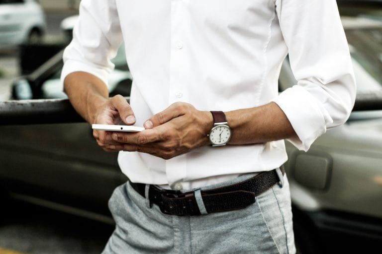 Person nutzt digitale Schlüsselverwaltung auf dem Smartphone.