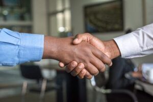 Handschlag des Kunden mit dem Steuerberater seiner Wahl.