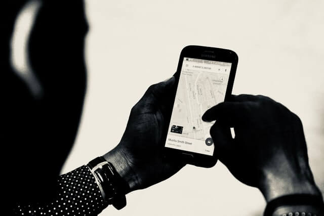 Smartphone mit GPS Ortungssystem geöffnet