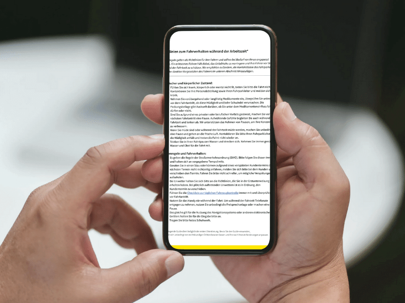 Ratgeber zum Fahrverhalten auf Smartphone geöffnet