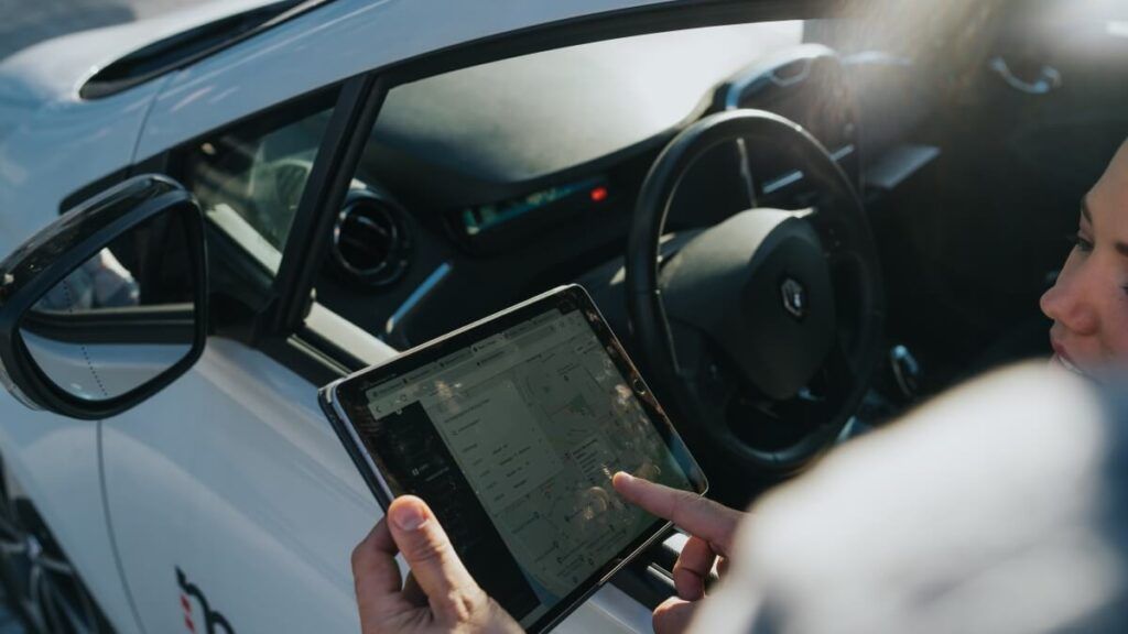 Fuhrparksoftware mit Geo Tracking Software auf Tablet geöffnet