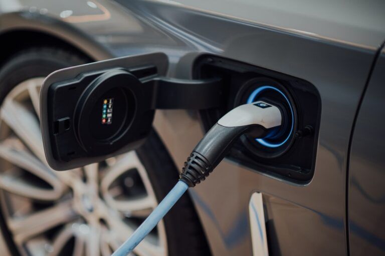 Elektrofahrzeug wird geladen.