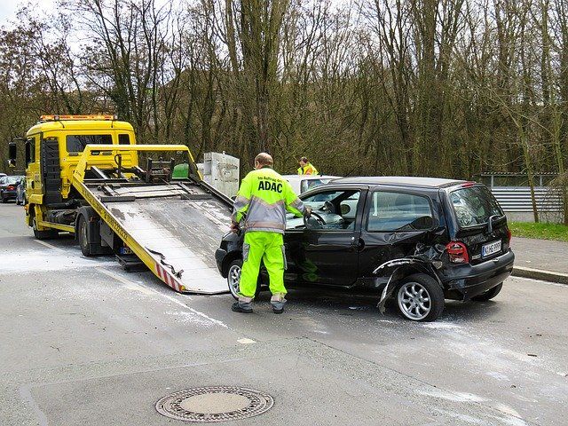 ADAC begutachtet einen Unfallwagen