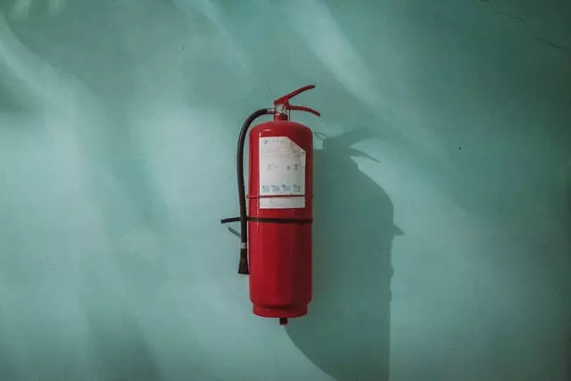 Ein roter Feuerlöscher