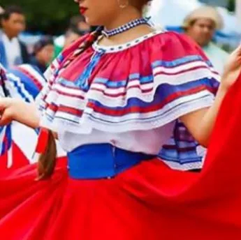 Taller de danza folclórica costarricense en Centro Cultural Galileo